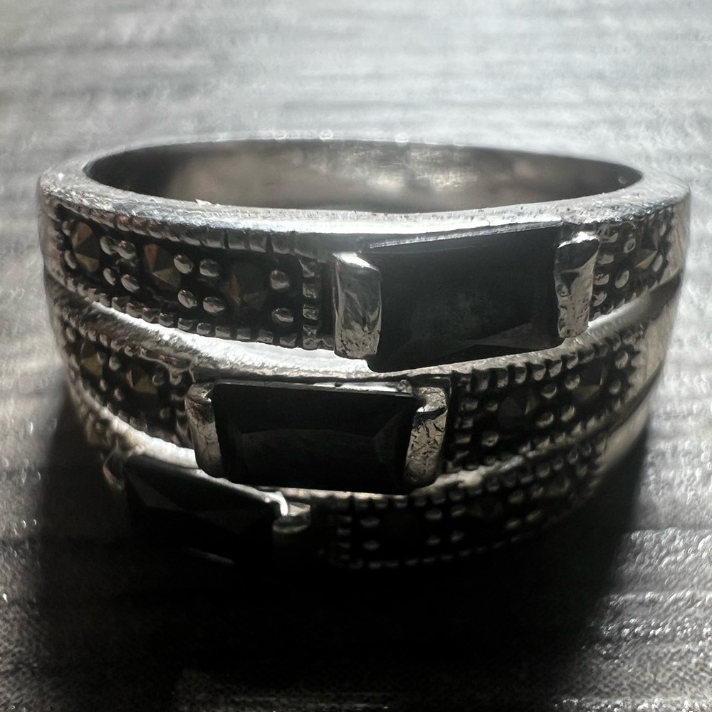 Beautiful silver toned ring